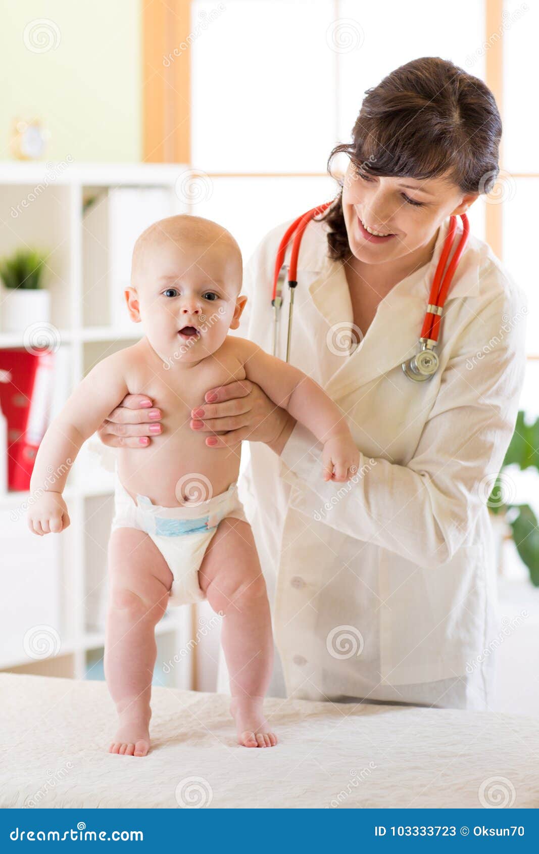 Medicina, Atención Sanitaria Y Concepto Pediatry Doctor O Pediatra Feliz Y  Bebé Que Juega En Examen Médico En La Clínica Imagen de archivo - Imagen de  confidente, actividad: 103333723
