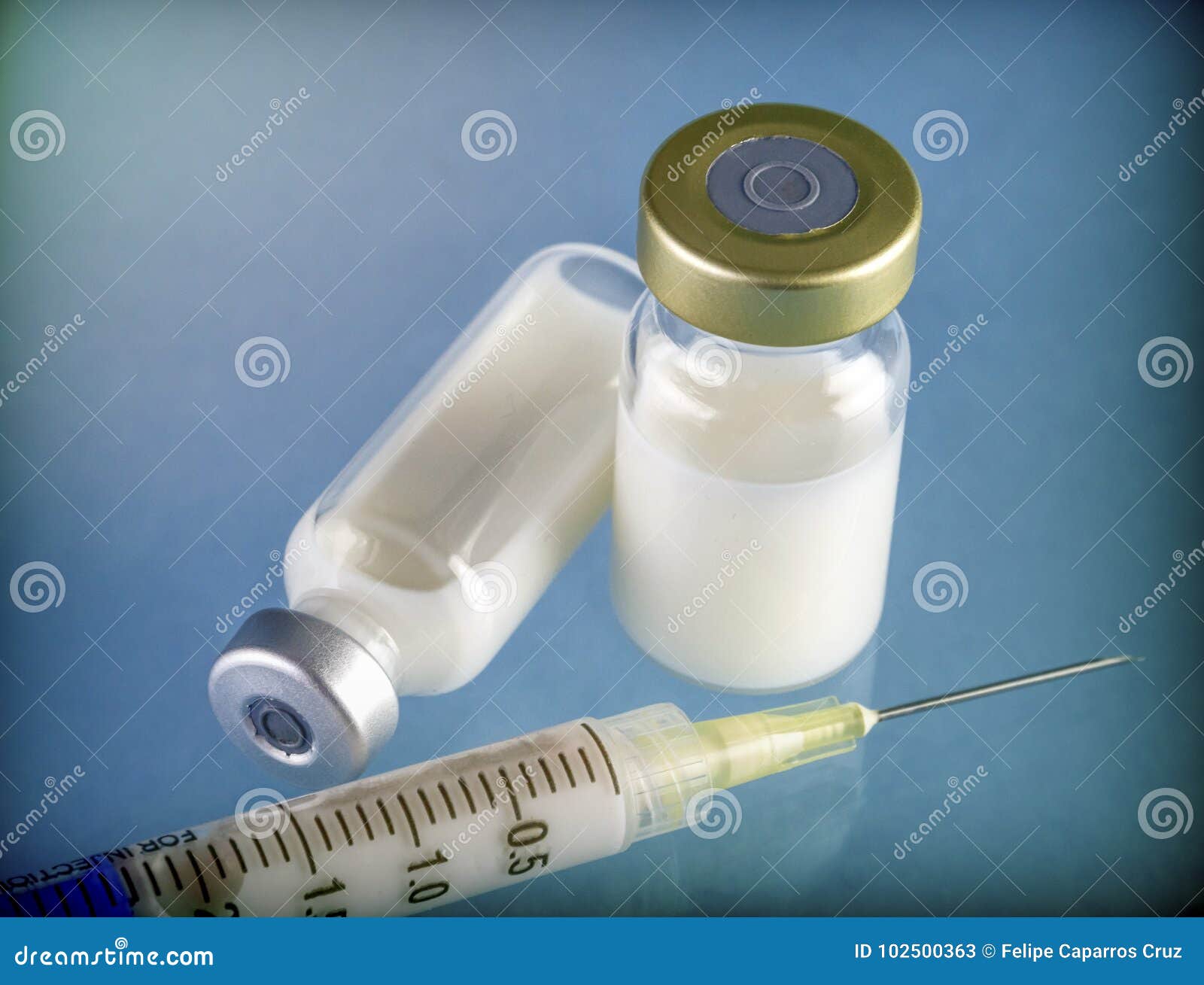 A medicina em uns tubos de ensaio, apronta-se para a injeção vacinal, imagem conceptual