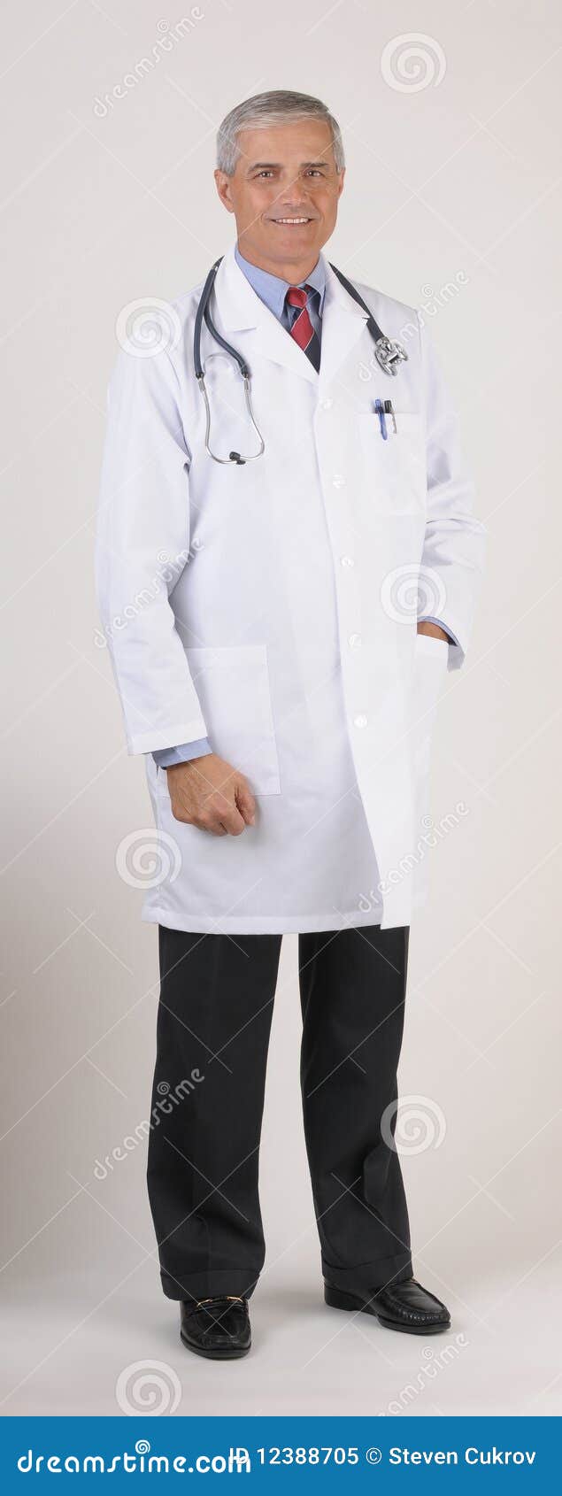 Medico in cappotto del laboratorio integrale. Falsifichi l'uso della mano del cappotto uno del laboratorio in casella integrale sopra il formato verticale della priorità bassa grigia