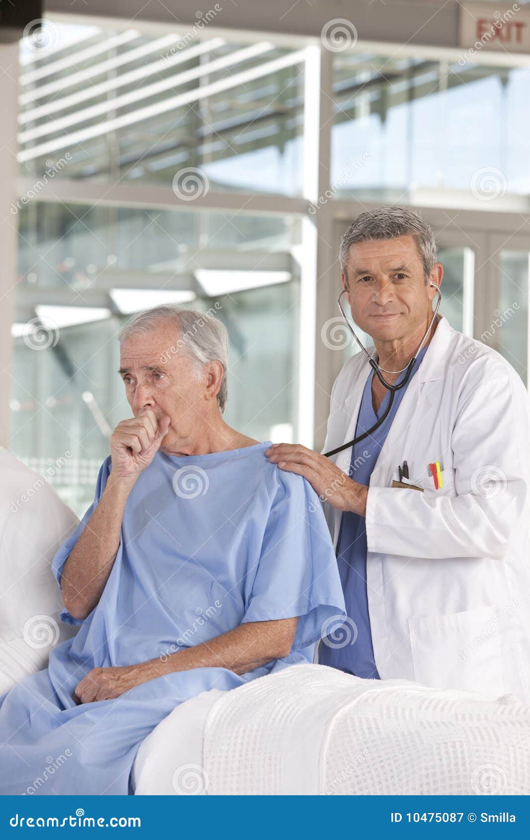 Medico Che Cura Le Ossa Medico Maschio Che Cattura Cura Del Paziente Immagine Stock - Immagine