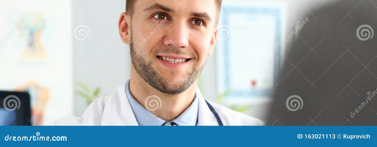 medico presenting tablets to patient