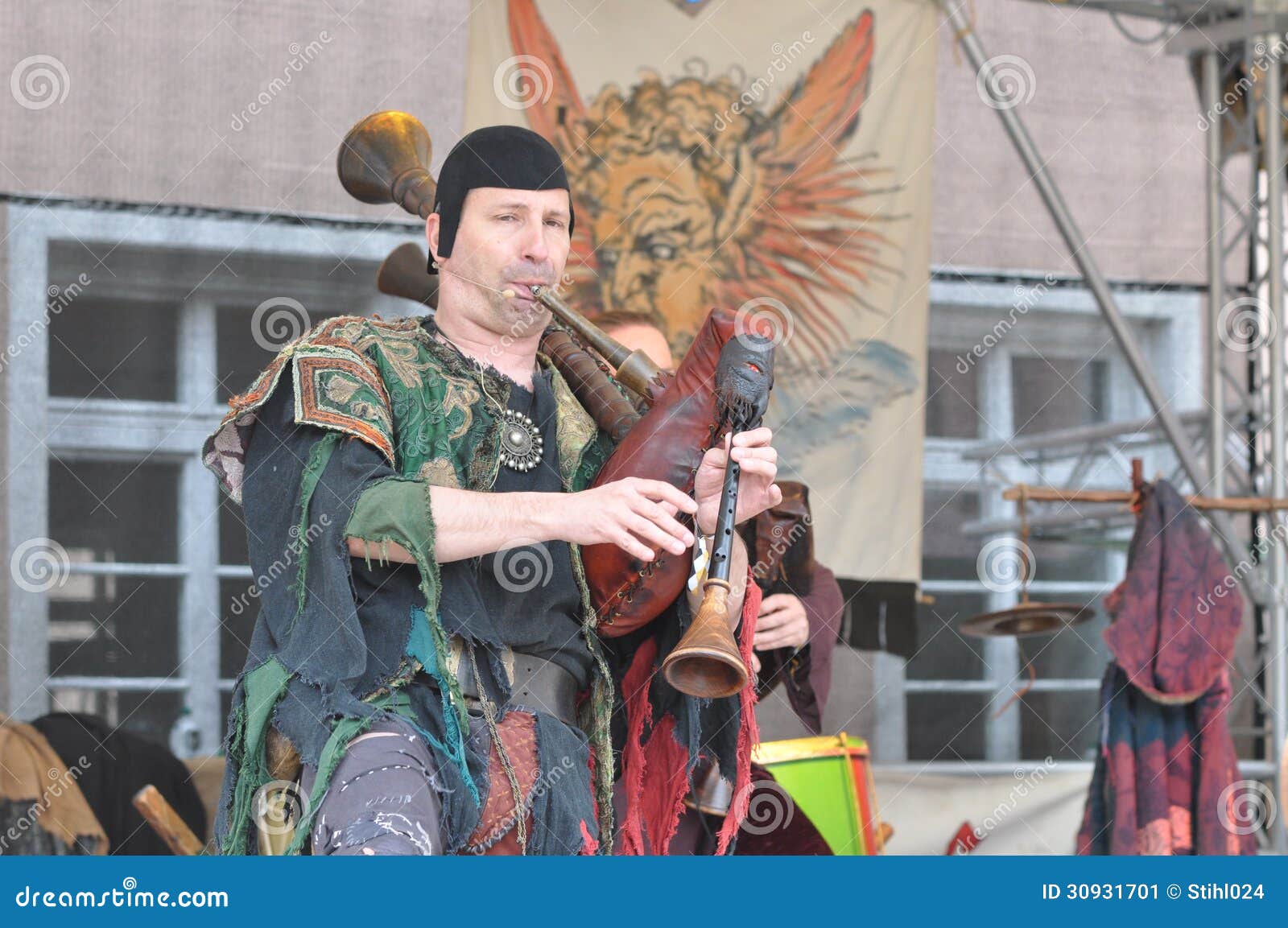 Medieval bagpipe player editorial photo. Image of percussion 30931701