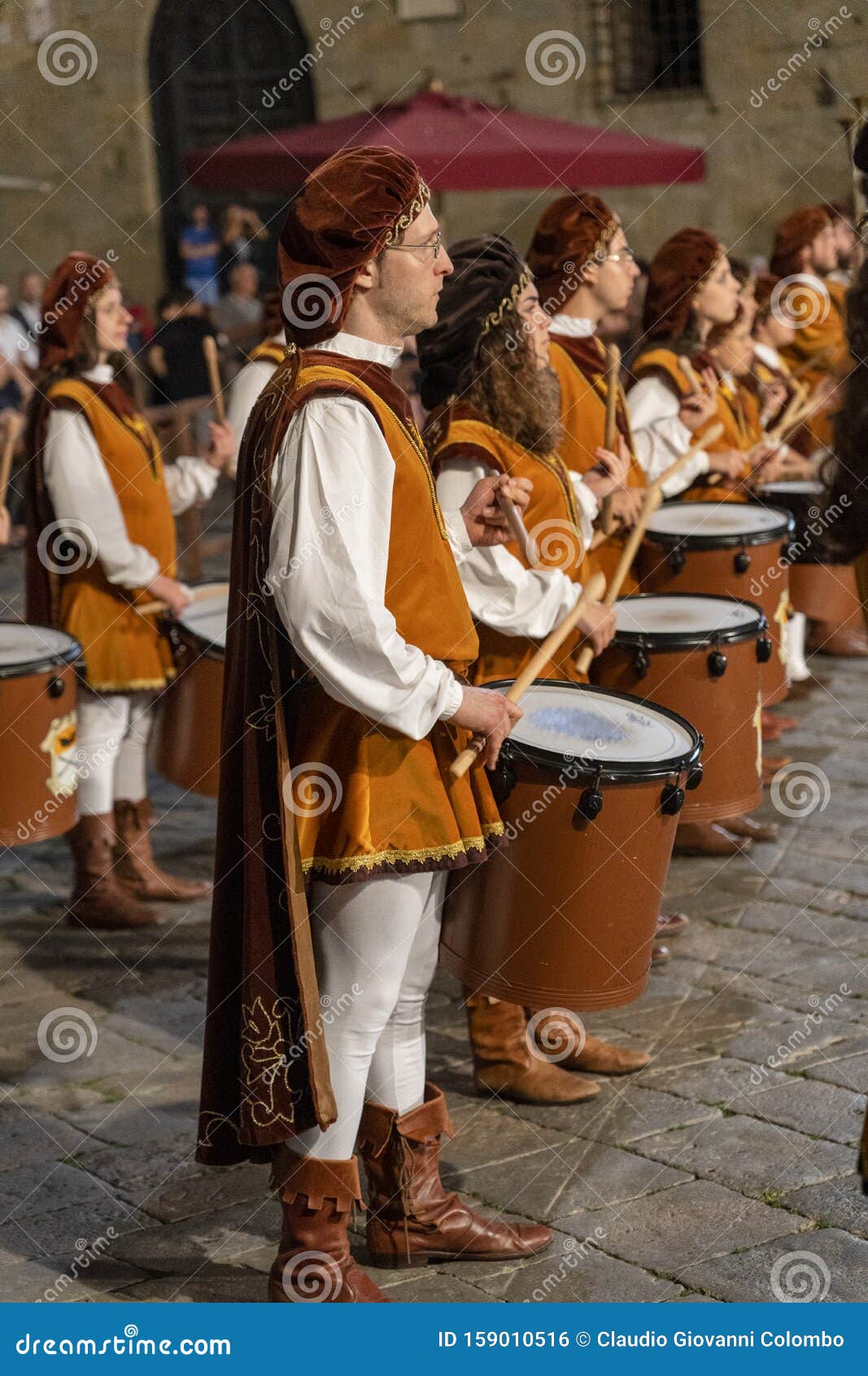 Farmacologie lezing Ontmoedigd zijn Medieval Feast in Volterra, Toscane Redactionele Foto - Image of processie,  italië: 159010516