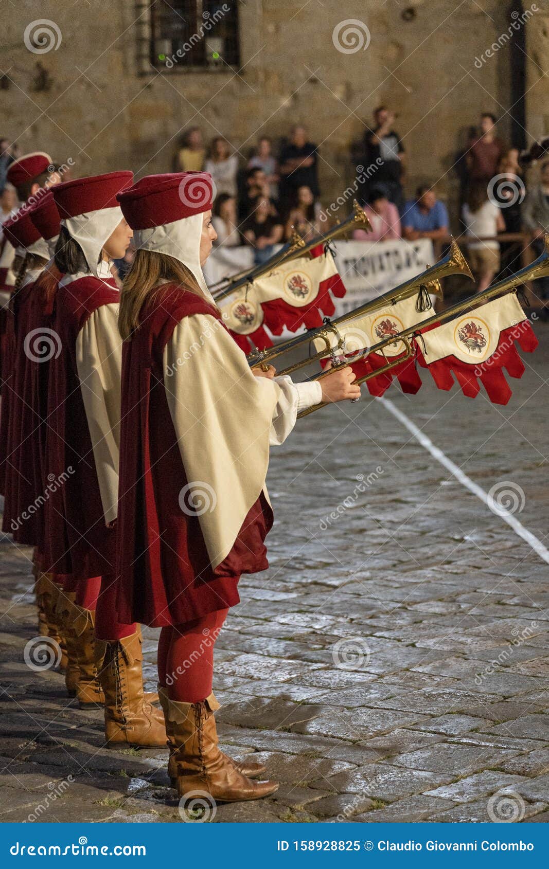 Encommium Waterig Hol Medieval Feast in Volterra, Toscane Redactionele Afbeelding - Image of  trompetten, middeleeuws: 158928825