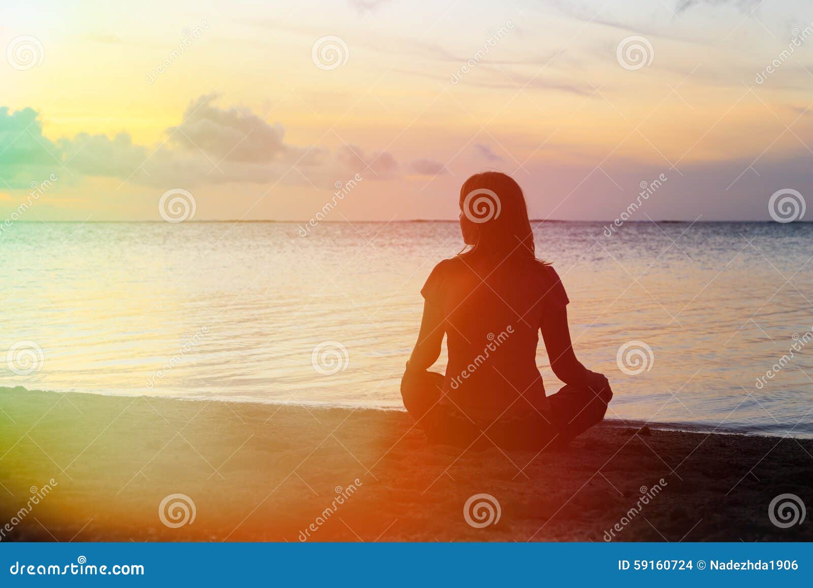 Meditação Da Mulher Na Praia Foto de Stock Imagem de mulher