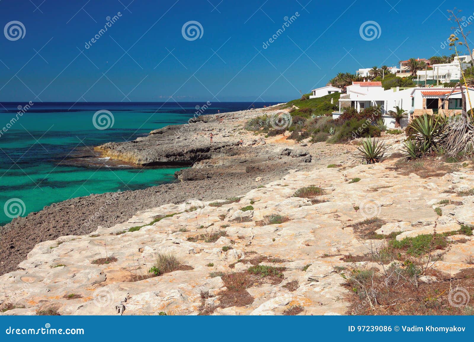 Mediterrane kust Punta Prima, Minorca, Spanje. Mediterrane kust in Punta Prima, Minorca, Spanje; 04-07-2017