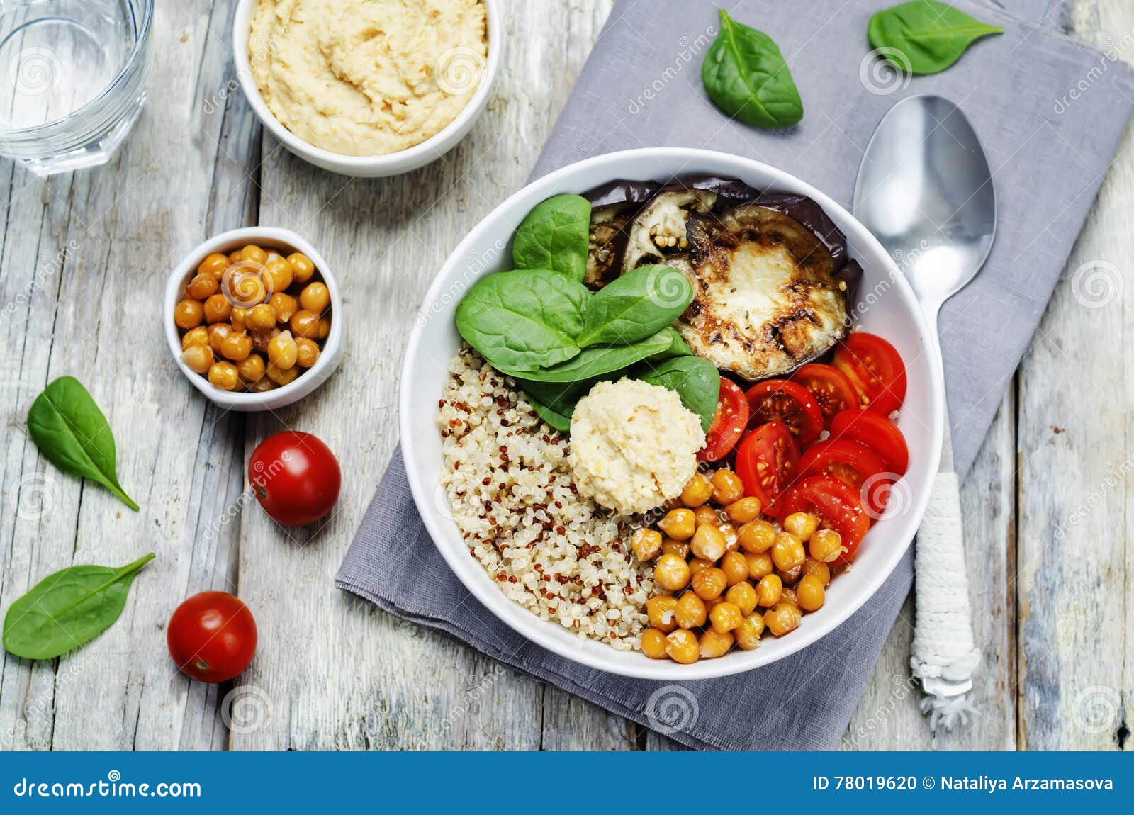 Mediterrane Quinoa Hummuskom Met Aubergines, Tomaten En SP Stock Foto ...