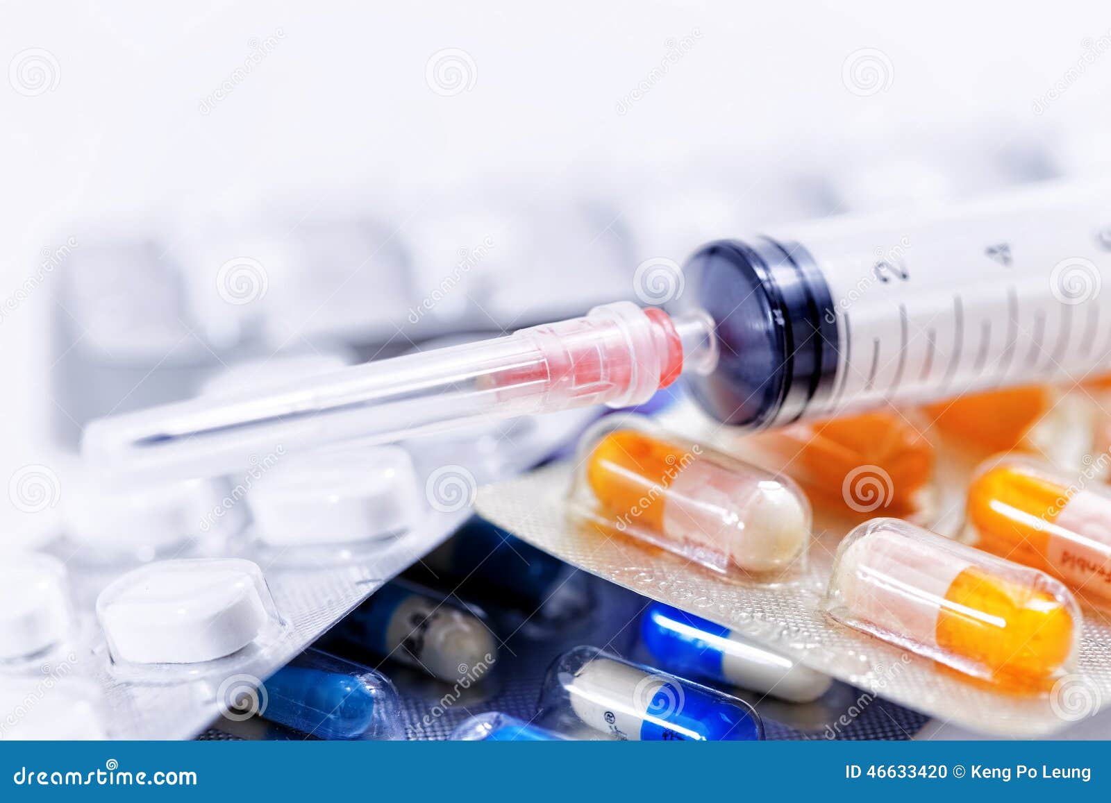 Medizinischer Hintergrund. Spritze mit Glasphiolen und Medikationspillen mischen Drogen bei