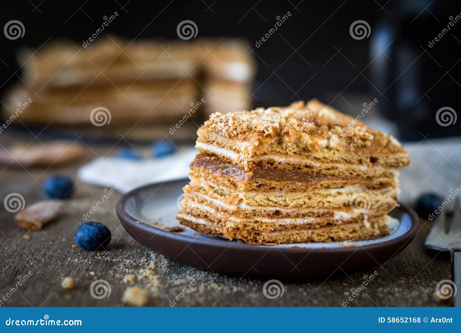 Medovik, Russischer Honigkuchen Mit Karamell Stockfoto - Bild von ...