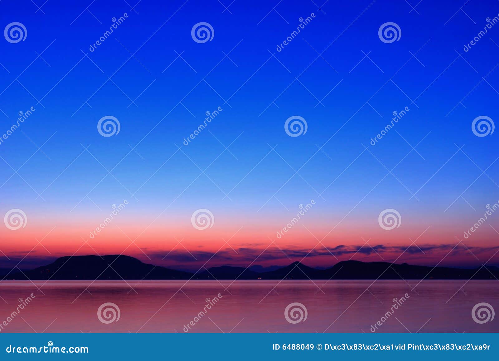 Meer Balaton bij het vallen van de avond. Er is Meer Balaton (Hongarije) bij het vallen van de avond.