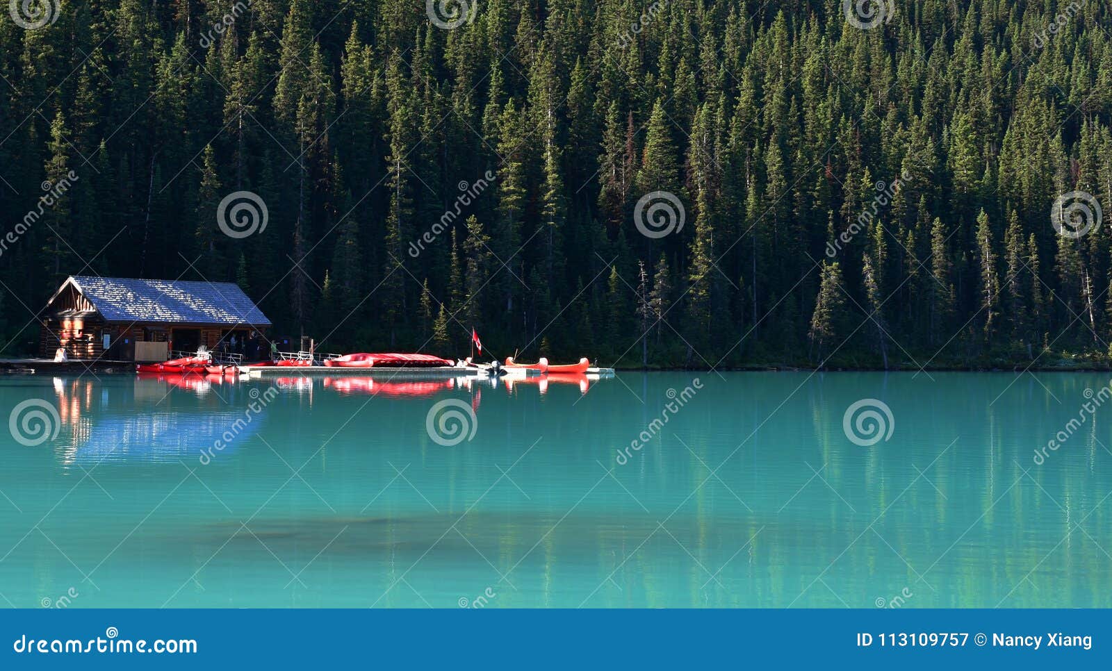 Meer Louise, Nationaal Park Banff. Huur een boot om in het Meer Louise in de ochtend van de zomervakantie te paddelen