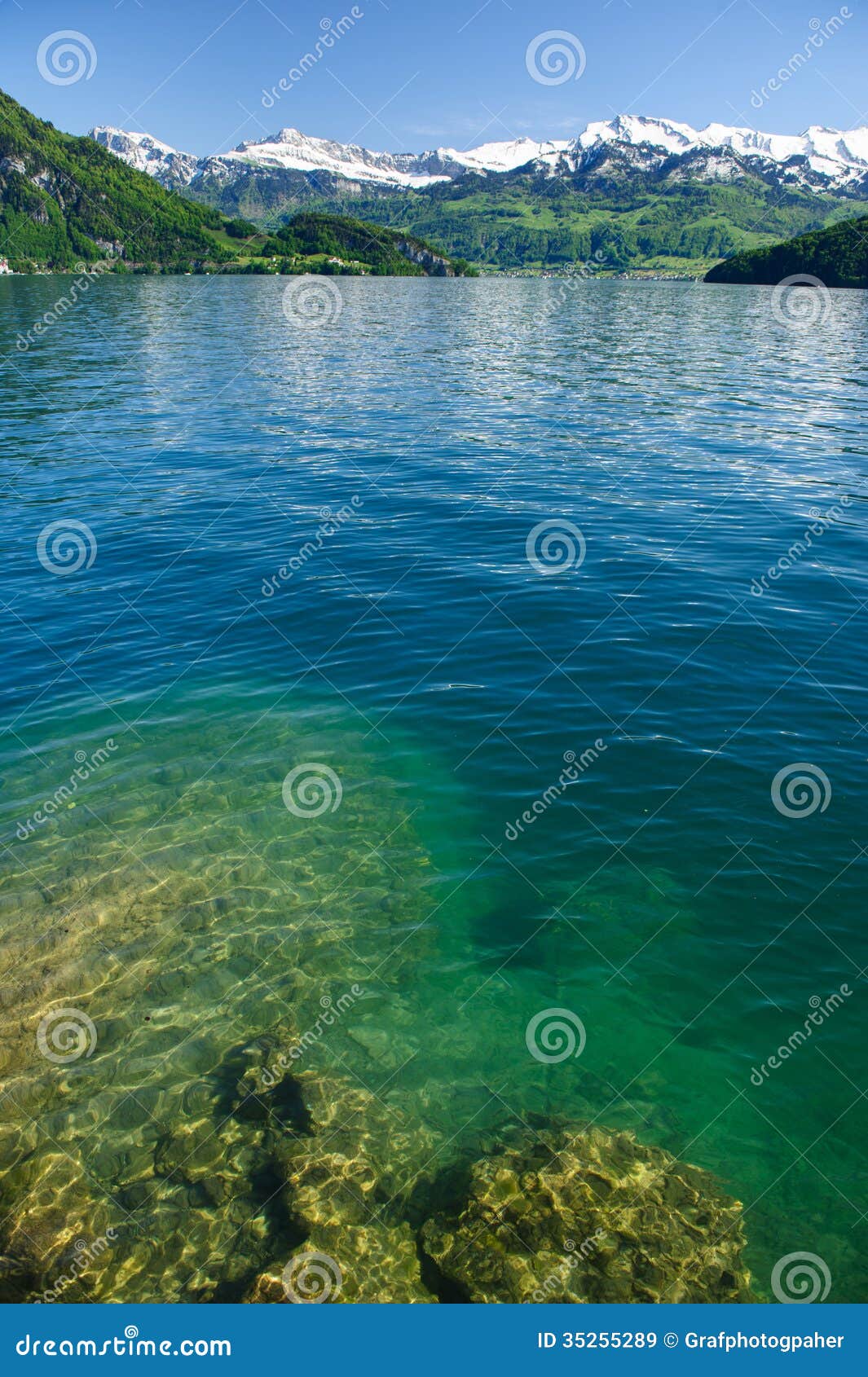 Meer Luzerne. Zoetwatermeer dat met bergen in een zonnige dag wordt omringd, Zwitserland