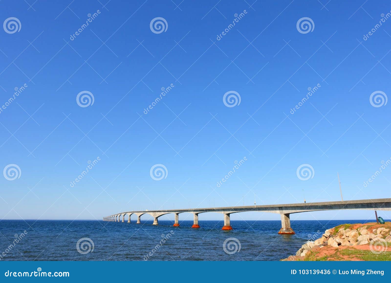 Meerblick der Bündnisbrücke mit blauem Himmel