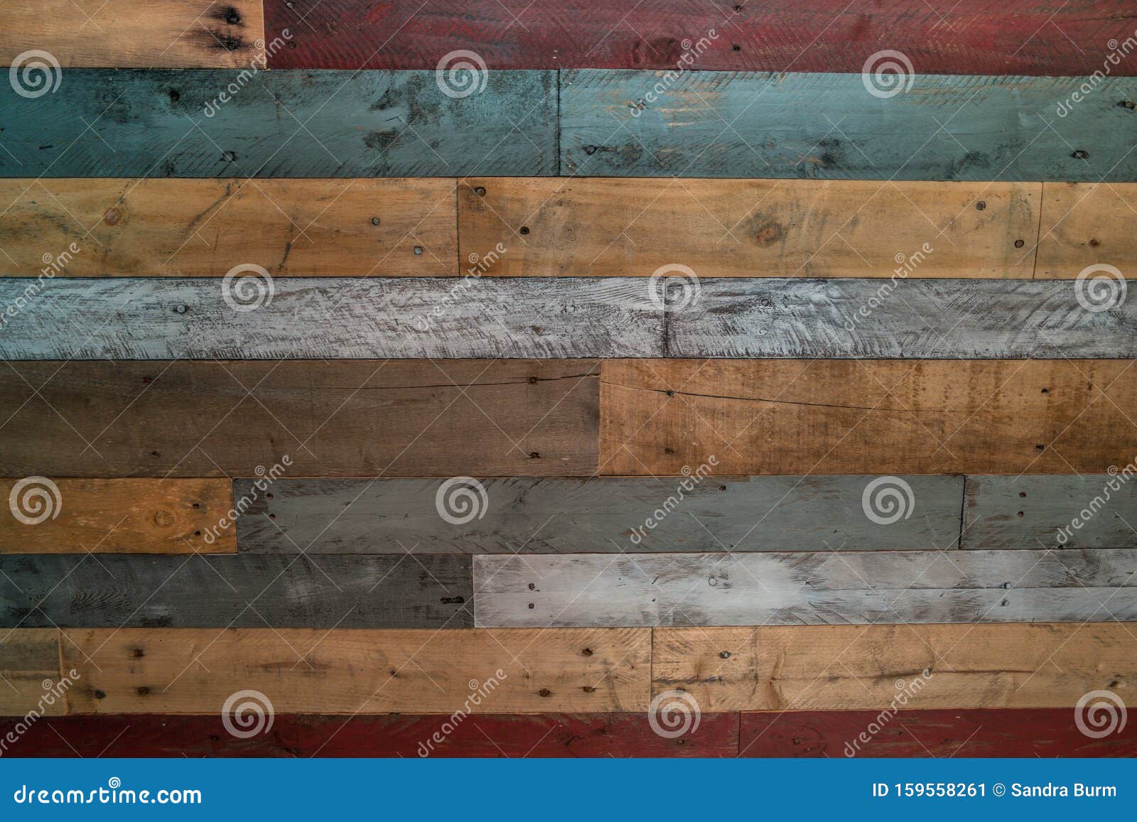 Heup Aan de overkant Motivatie Meerkleurige Houten Palletwand Stock Afbeelding - Image of ontwerp,  exemplaar: 159558261