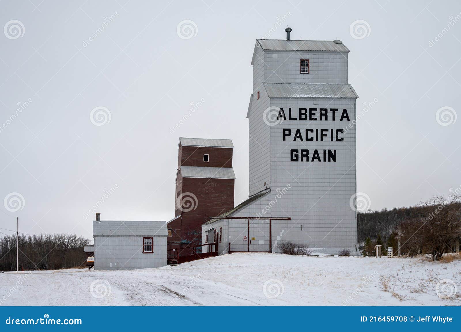 Meeting Creek Grain Elevators Editorial Stock Photo Image of prairies