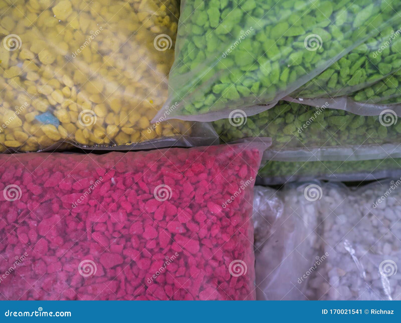 https://thumbs.dreamstime.com/z/mehrfarbige-steine-f%C3%BCr-dekoration-eines-gartens-dekorativer-kies-auf-einem-schalter-des-gesch%C3%A4ftes-den-taschen-170021541.jpg