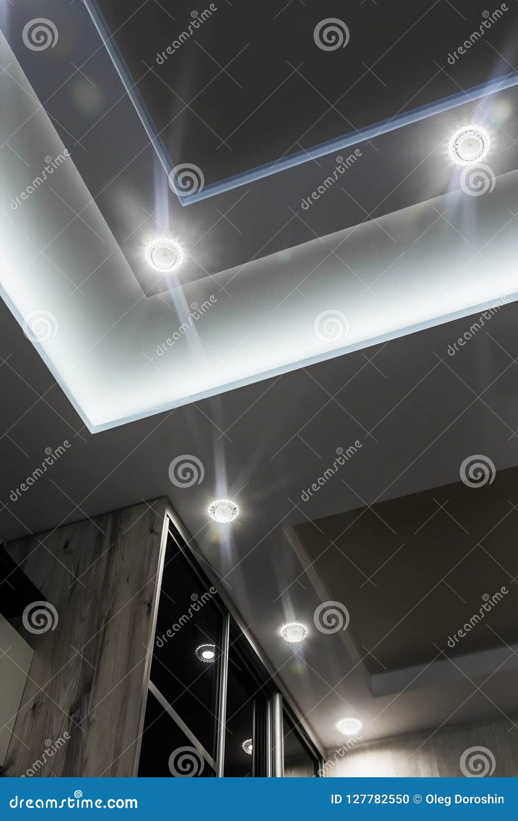 Mehrstufige Moderne Decken Innerhalb Einer Wohnung Oder Eines H Stockfoto - Bild von überlagert