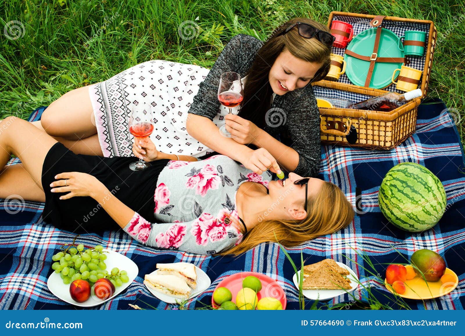 Жена друга пикник