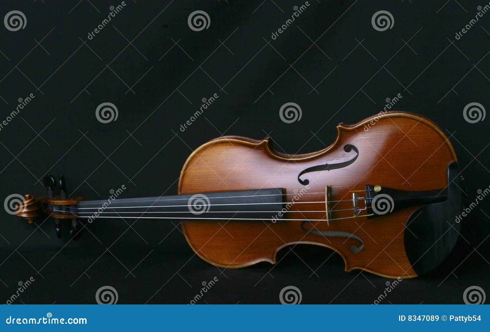 Meine Violine. Nahaufnahme meiner persönlichen Violine auf einem schwarzen Hintergrund