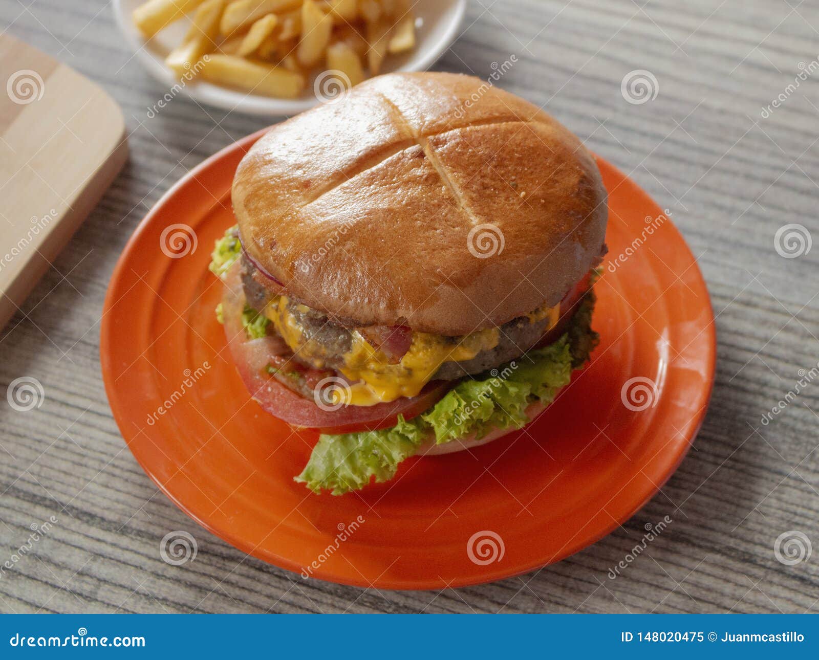 Meio Hamburger Do Bacon Da Libra E Queijo Americano Amarelo Clássico Com Um  Lado Das Batatas Fritas Imagem de Stock - Imagem de tomate, batata:  148020475