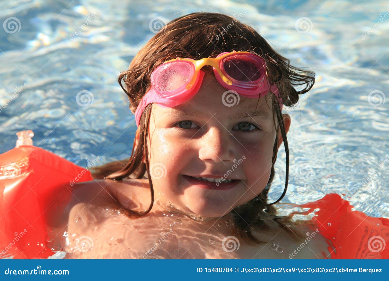 Meisje bij zwembad. Portret van jong meisje met floaties die pool atswimming