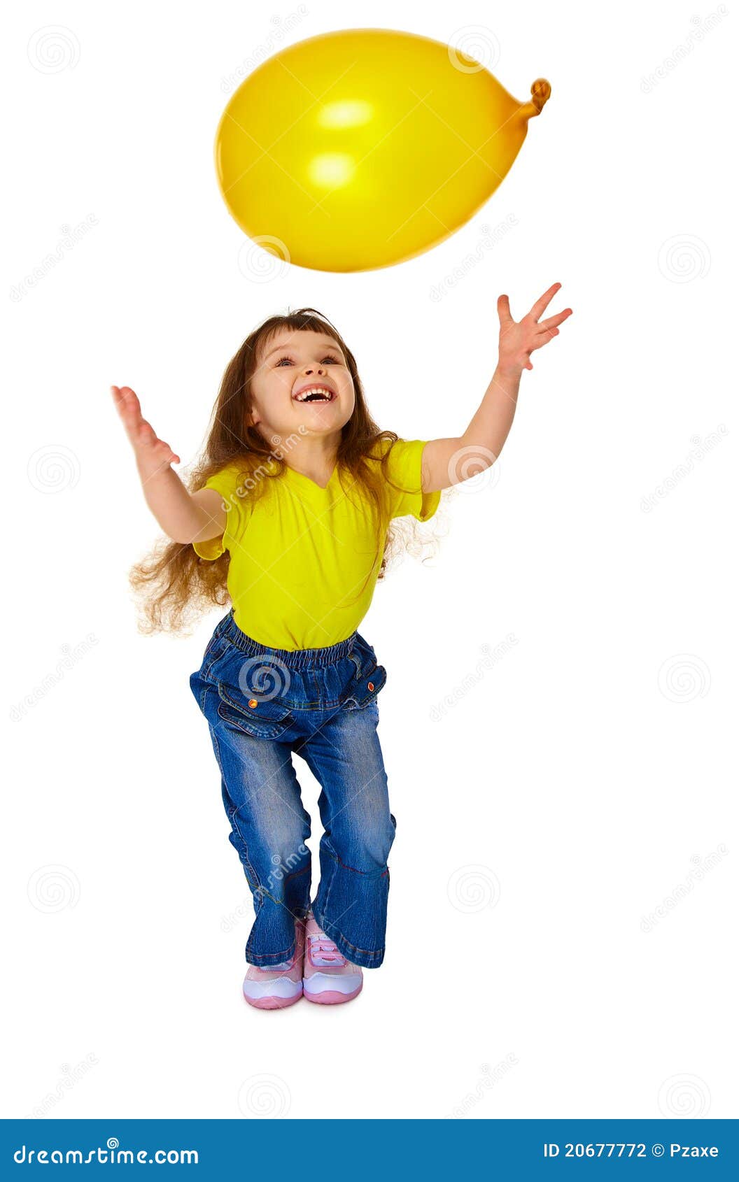 Кинуть шарик. Дети с шариками. Ребенок подбрасывает мяч вверх. Дети с шариками на белом фоне. Дети с воздушными шарами подбрасывают.