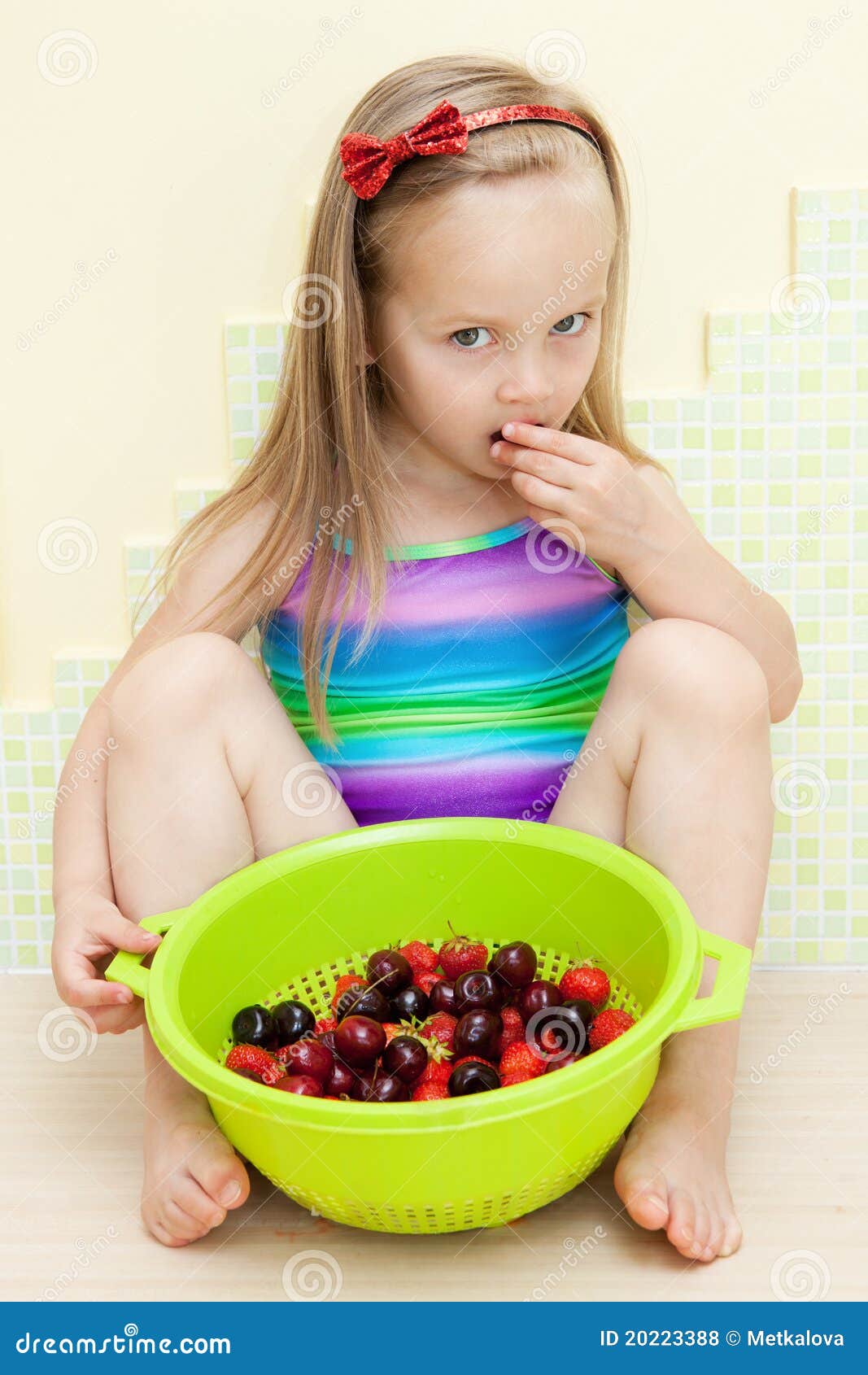 Meisje Dat Fruit Eet Stock Foto Image Of Mensen Vrucht 20223388