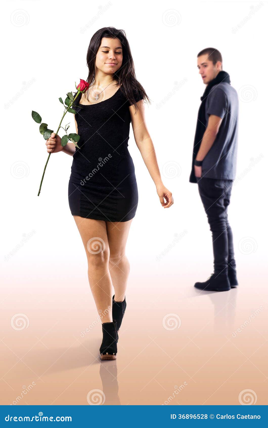 Девушка идет мимо. Девушка проходит мимо. Красивая девушка проходит мимо. Девушка прошла мимо