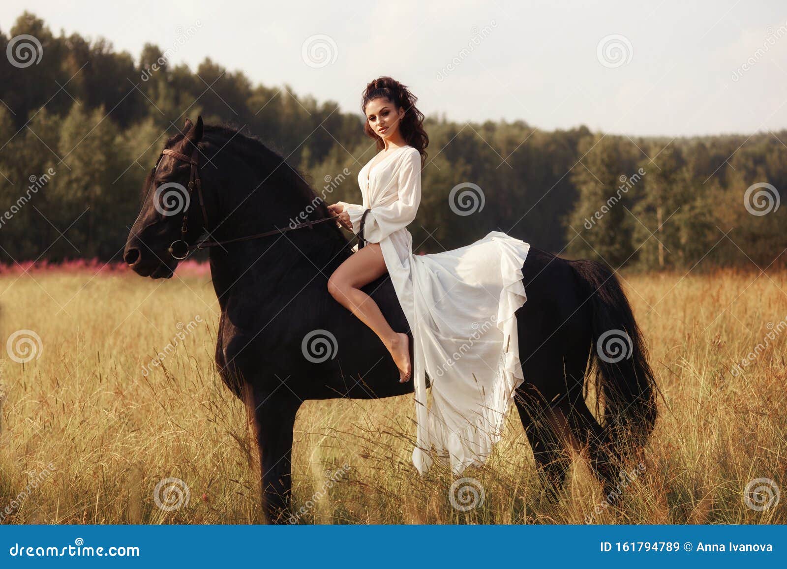 Loodgieter kassa Schaap Meisje in Een Lange Jurk Op Een Paard, Een Mooie Vrouw Die Op Een Paard  Rijdt in Een Veld in De Herfst Het Leven En De Mode Van H Stock Afbeelding -