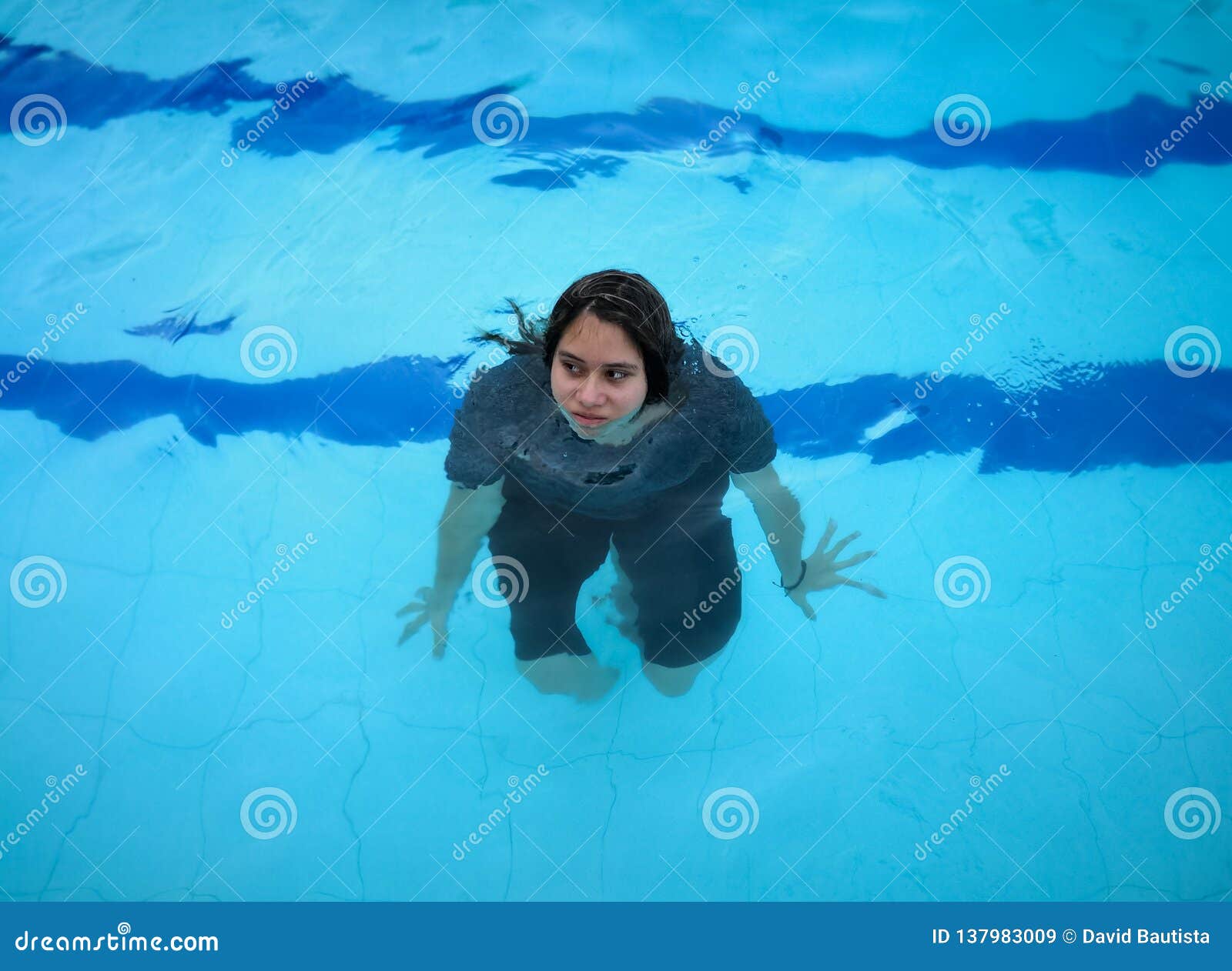 Meisje in Een Pool Met Zwarte Kleren Blauw Met Abstracte Vervorming Stock Afbeelding - Image of vreugde, volwassen: 137983009