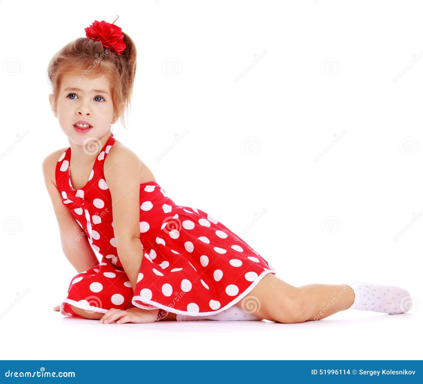 Mevrouw atoom Naar de waarheid Meisje in Een Rode Kleding Met Witte Stippen Stock Foto - Image of pret,  kinderen: 51996114