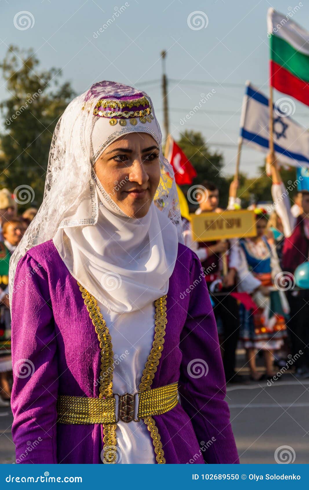 Meisje in Een Traditionele Turkse Kleding Tijdens Festival Redactionele  Afbeelding - Image of vriendschap, documentair: 102689550