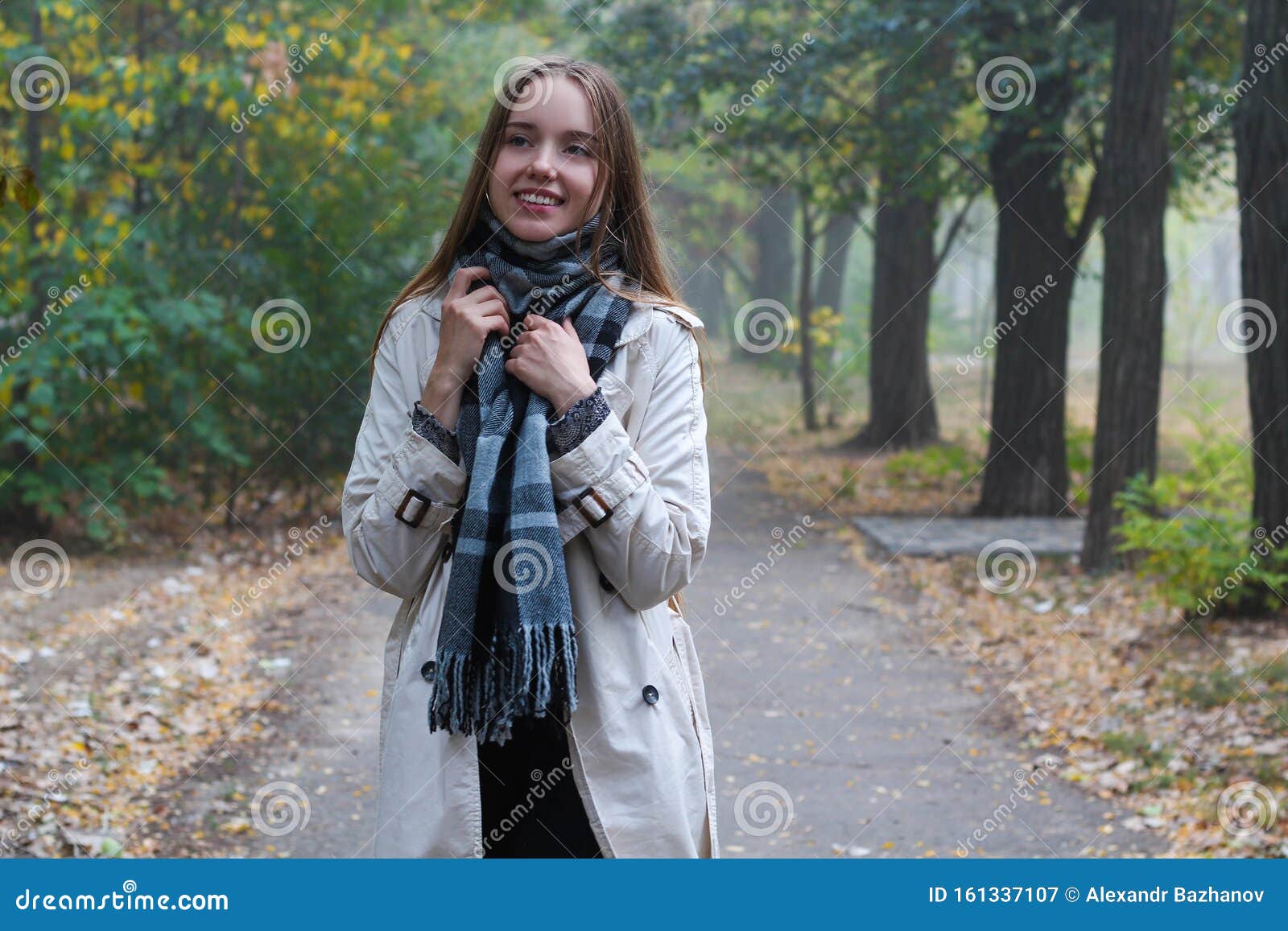 Meisje in Een Trench Jas En in Sjaal Stock Afbeelding - Image of ...