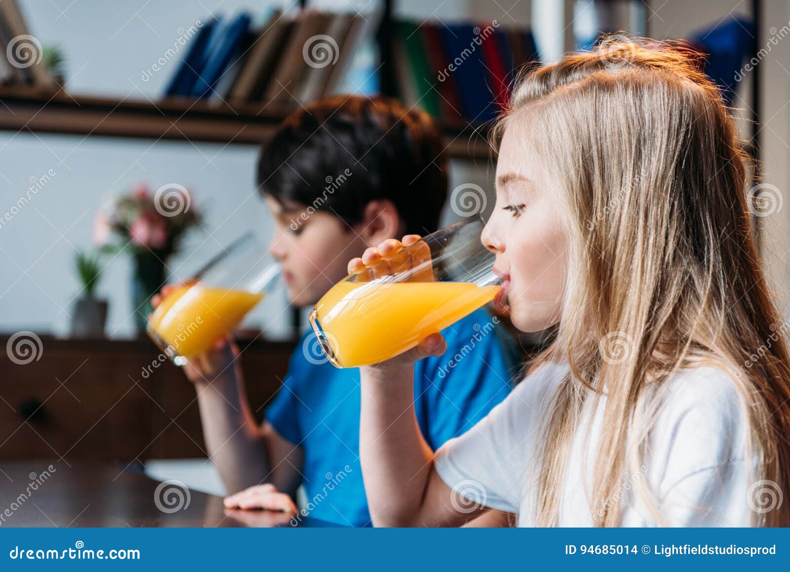 Пьет сок написать. Девочка с соком. Пьет апельсиновый сок. Девочка пьет апельсиновый сок. Девушка с апельсиновым соком.