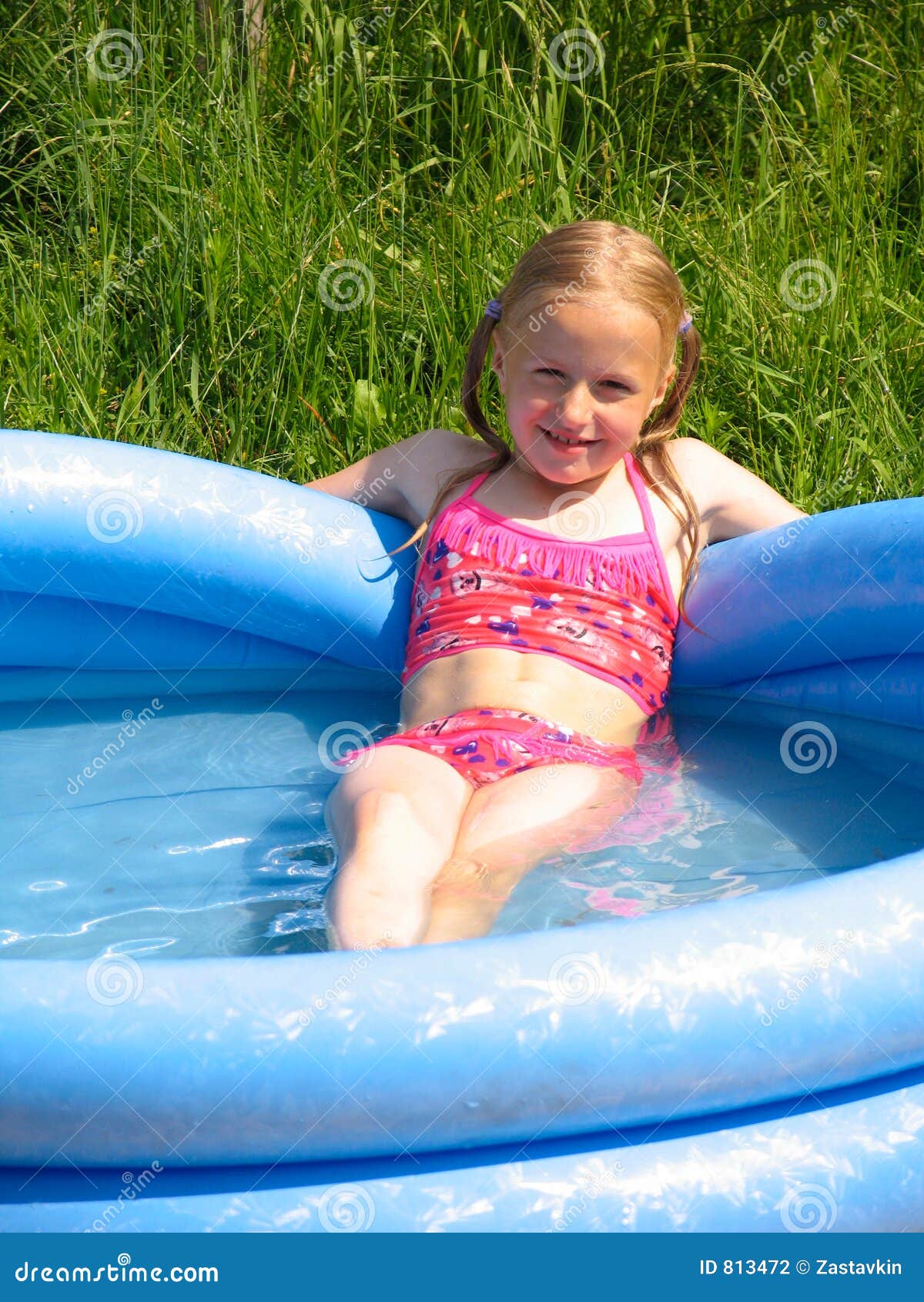 14 лет купаемся. Девочка в бассейне на даче. Девочка купается в бассейне. Девочки 10 лет в купальниках на даче. Девочки 10 лет в бассейне.