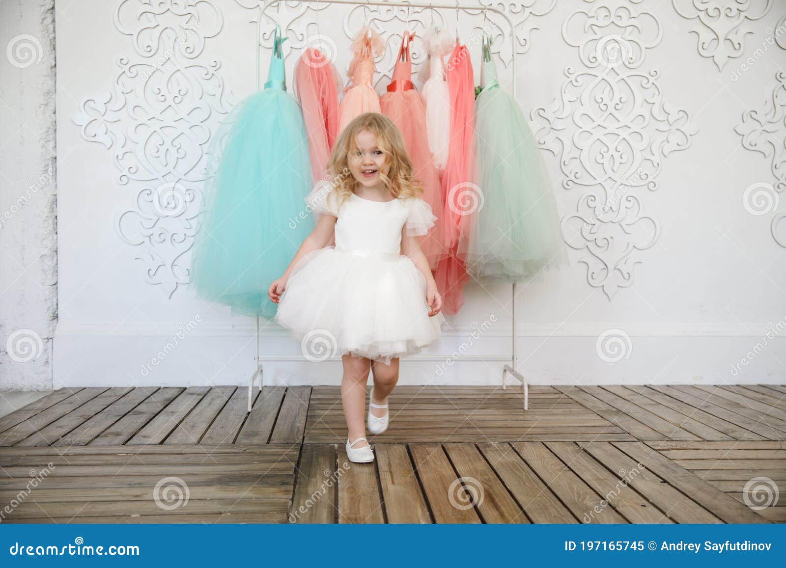 Wat dan ook altijd professioneel Meisje in Jurk Bij Hanger Met Feestkleren Stock Afbeelding - Image of  gelukkig, toevallig: 197165745