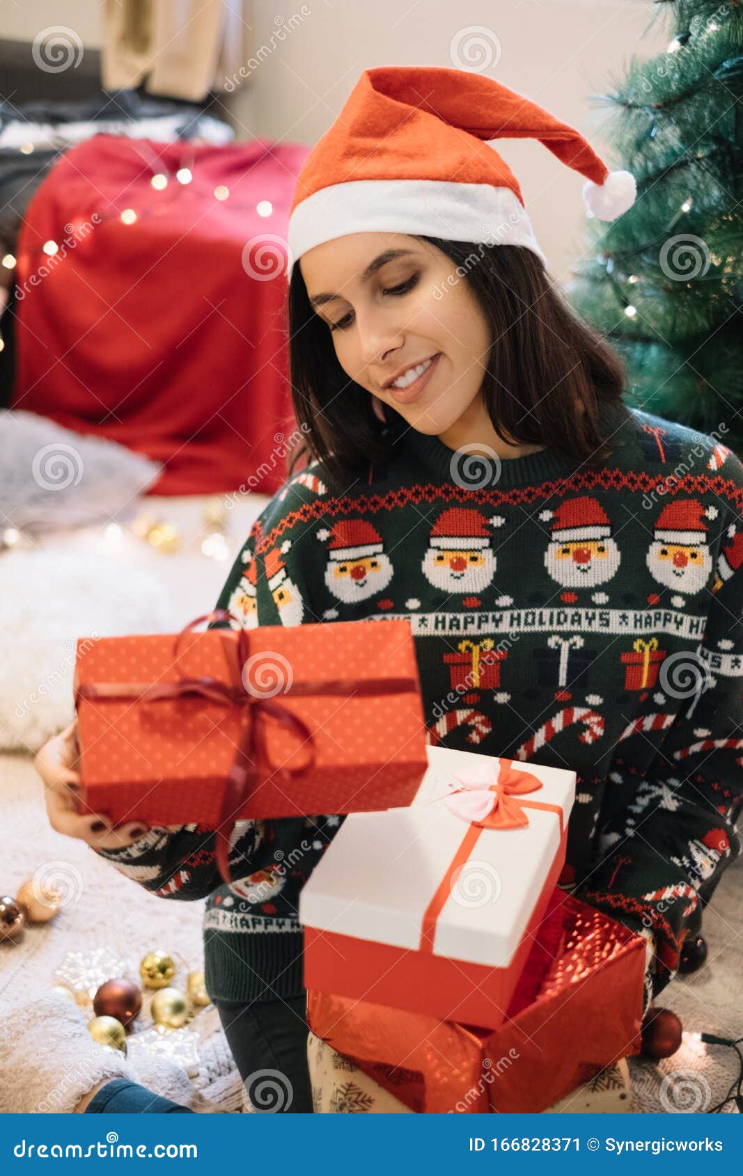 Meisje Kijkt Naar Kerstcadeau in Stock Afbeelding - Image of aantrekkelijk, vers: 166828371
