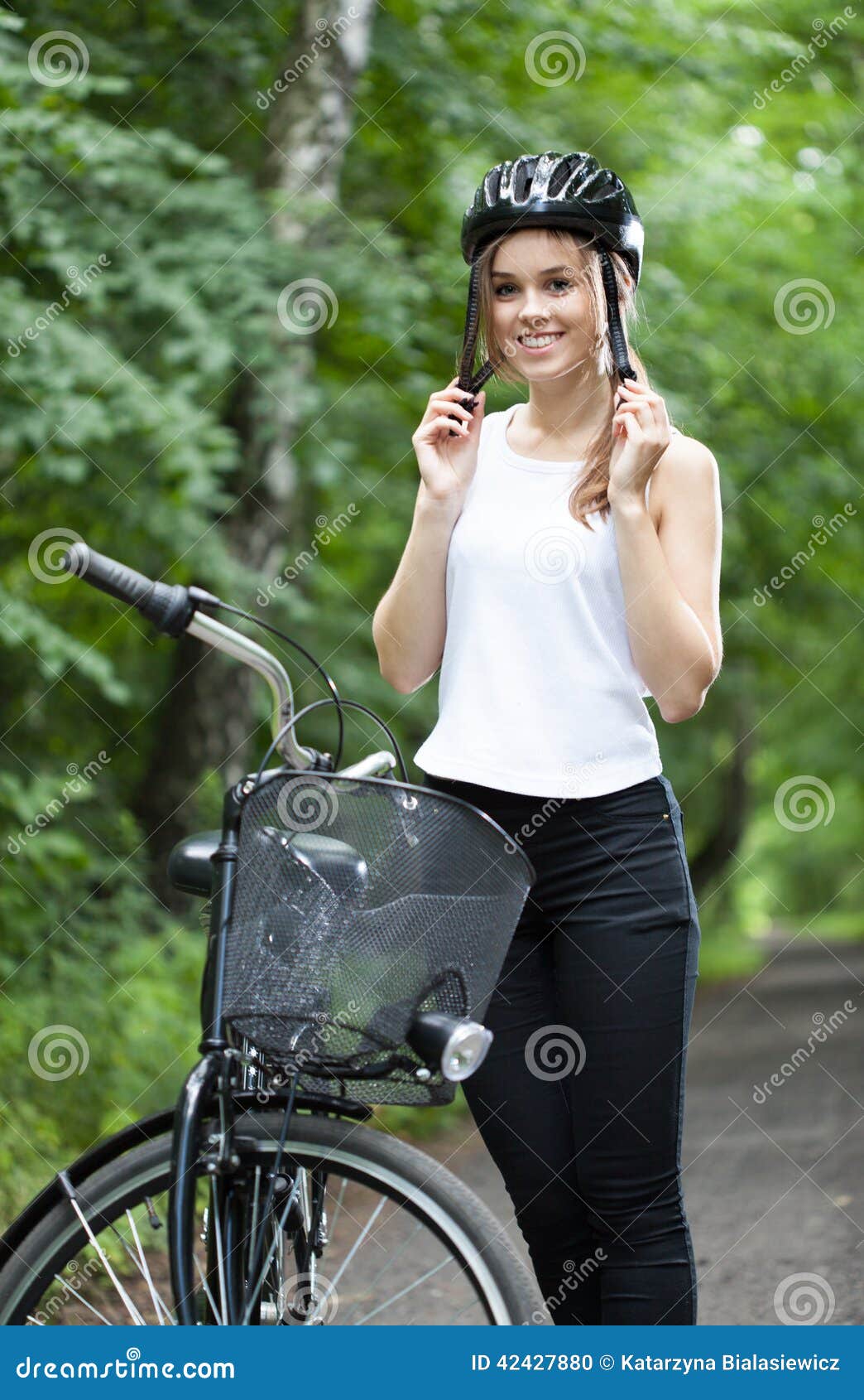 Meisje klaar voor fietsreis die helm dragen