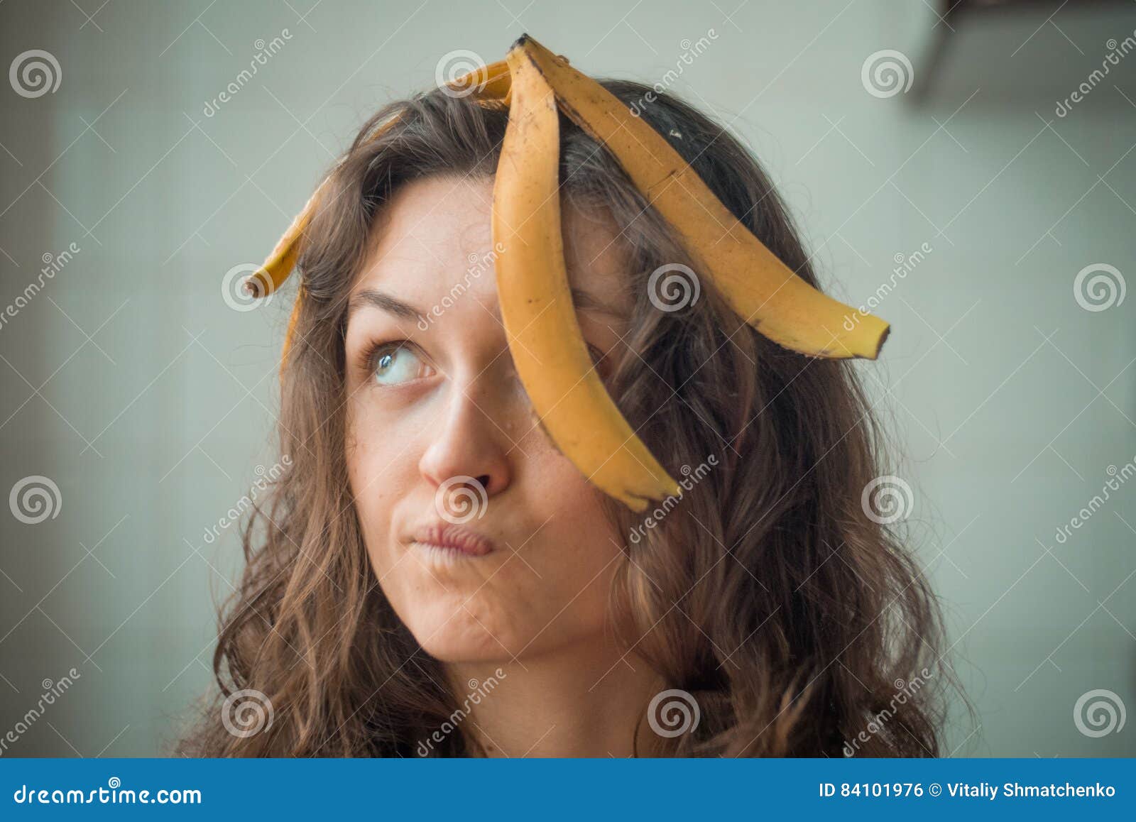 Meisje Met Een Huid Van Banaan Op Zijn Hoofd Stock Foto Image Of Romantisch Portret 84101976