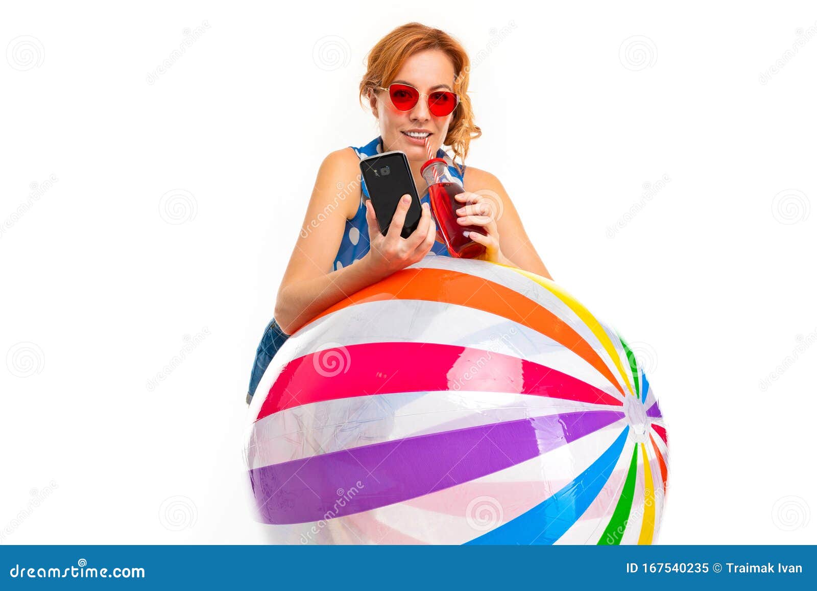 Meisje Met Een Opblaasbare Bal Voor Zwemmen, Een Telefoon Een Glas Cocktail in Haar Een Witte Achtergrond Afbeelding - Image of bestemming, aantrekkelijk: 167540235