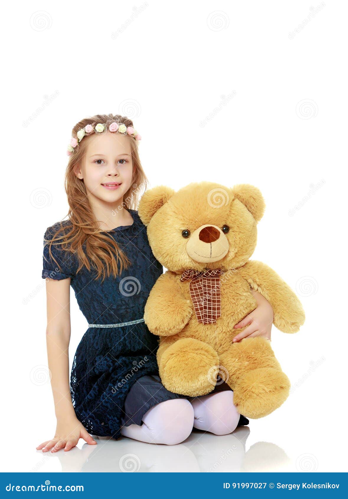 Meisje met een teddybeer stock afbeelding. Image of blauw - 91997027