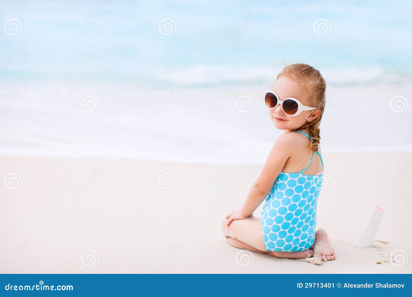De bescherming van de zon. Meisje met fles van de zitting van de zonroom bij tropisch strand