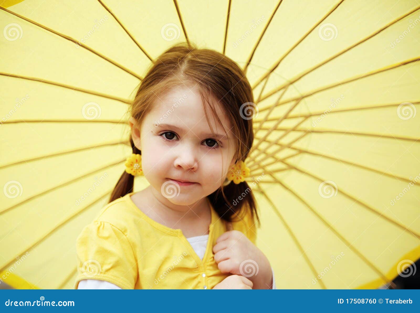 Включи желтая девочка. Ребёнок в жёлтом девка. Детская фотосессии в желтом цвете. Маленькая девочка в желтом фото на белом фоне. Девочка в желтом капюшоне.