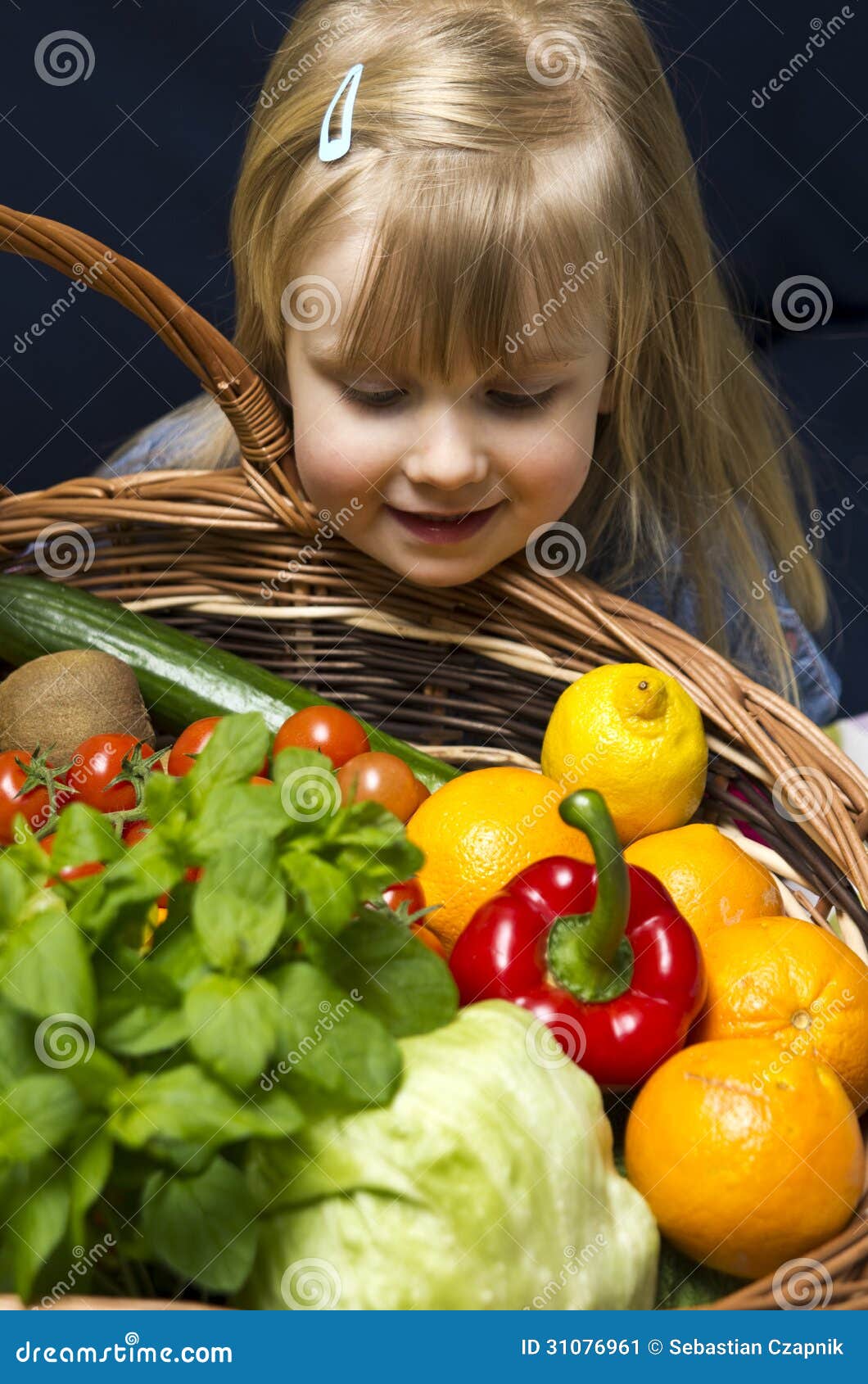 Meisje Met Mand Van Fruit En Groenten Stock Afbeelding Image Of