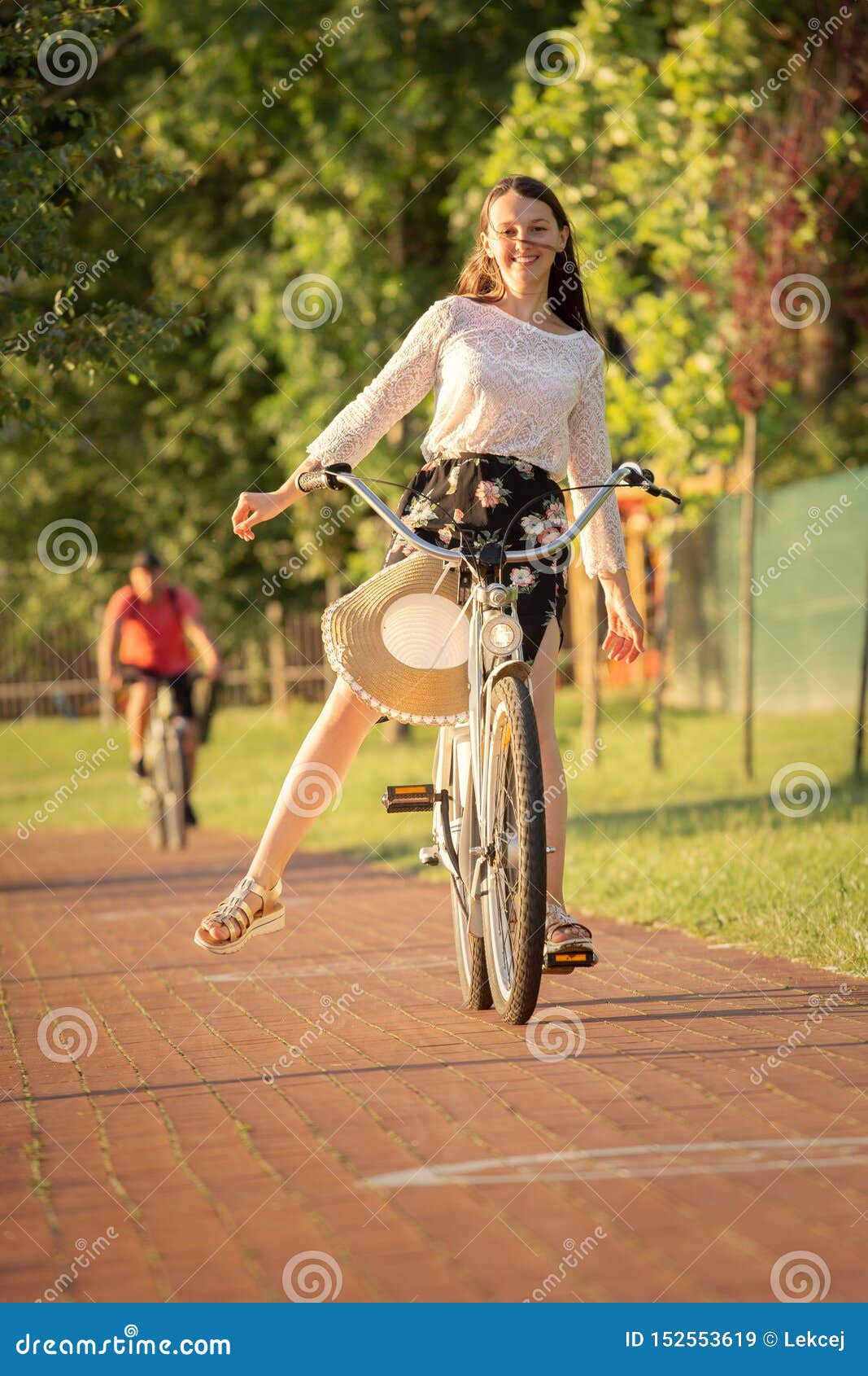 niet verwant Artefact Glans Meisje op fiets stock afbeelding. Image of activiteit - 152553619