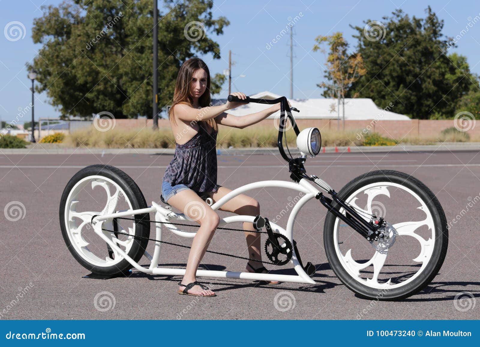 Meisje Lowrider-fiets stock Image of - 100473240