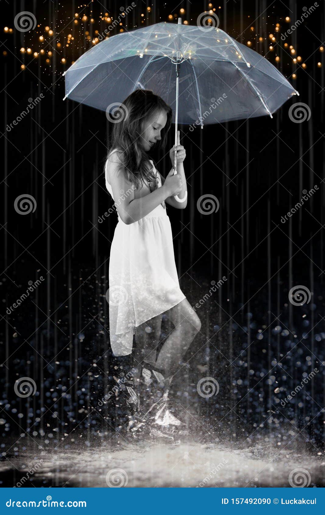 Meisje In Witte Jurk Met Lang Haar In De Regen Stock Foto Afbeelding
