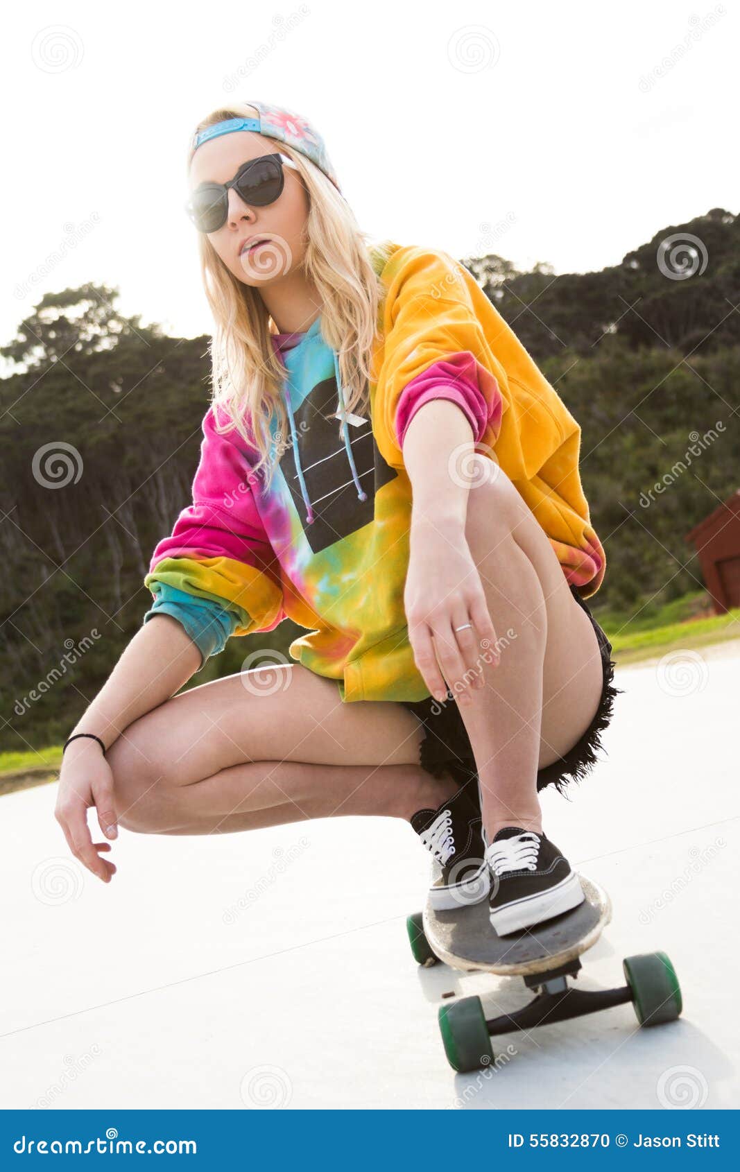 Clam rotatie Huiswerk maken Meisjes Berijdend Skateboard Stock Foto - Image of sweater, blond: 55832870