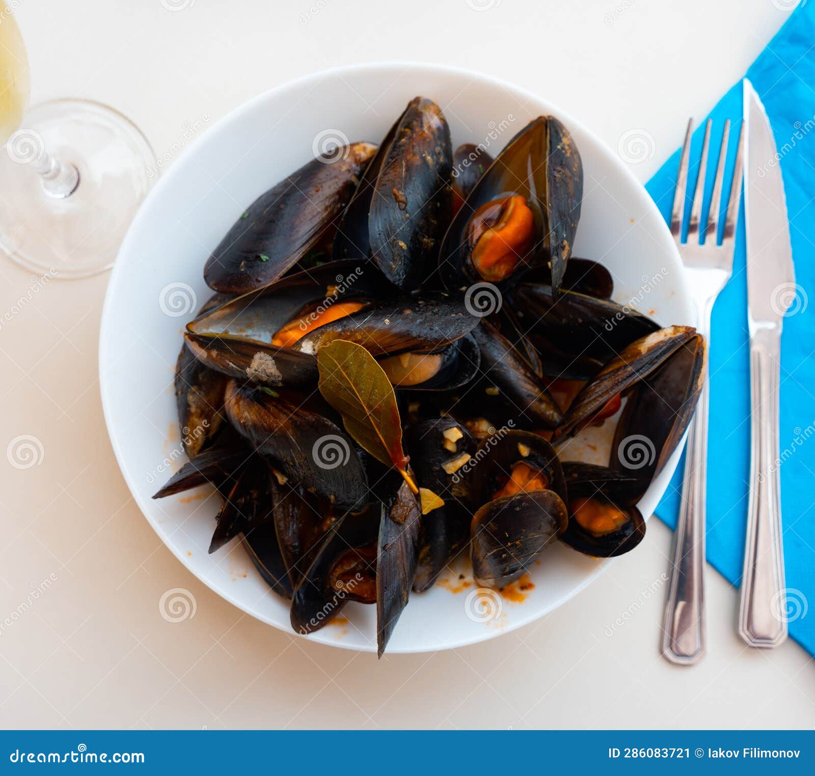 mejillon a la marinera, traditional spanish cuisine, clams in shells