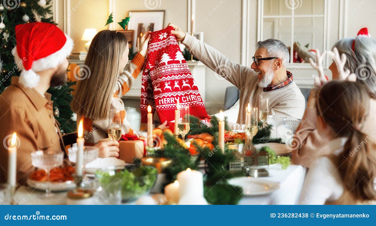 Mejores Regalos De Navidad Para Abuelos. Feliz Abuelo Anciano Recibiendo Suéter Punto Navidad Foto de archivo - Imagen de saludo, regalo: 236282438